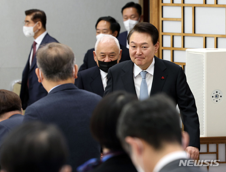 [서울=뉴시스] 홍효식 기자 = 윤석열 대통령이 21일 서울 용산 대통령실 청사에서 열린 국민통합 추진성과 및 전략 보고회에 김한길 국민통합위원장과 함께 입장하고 있다. (대통령실통신사진기자단) 2022.12.21. yesphoto@newsis.com