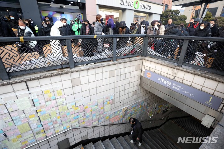 [서울=뉴시스] 김선웅 기자 = 이태원 참사 유가족협의회, 이태원 상인회, 자원봉사자 등이 21일 서울 용산구 이태원역 인근에 마련된 추모공간에서 참사 추모물품과 추모메시지 등을 정리하고 있다. 2022.12.21. mangusta@newsis.com