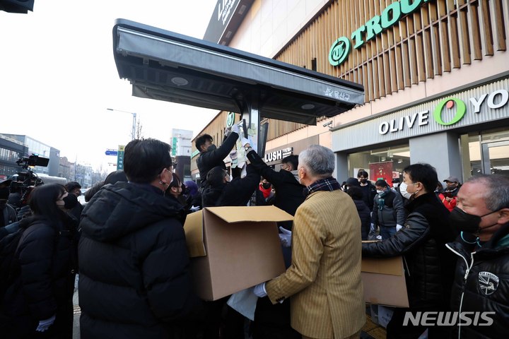 [서울=뉴시스] 김선웅 기자 = 이태원 참사 유가족협의회, 이태원 상인회, 자원봉사자 등이 21일 서울 용산구 이태원역 인근에 마련된 추모공간에서 참사 추모물품과 추모메시지 등을 정리하고 있다. 2022.12.21. mangusta@newsis.com