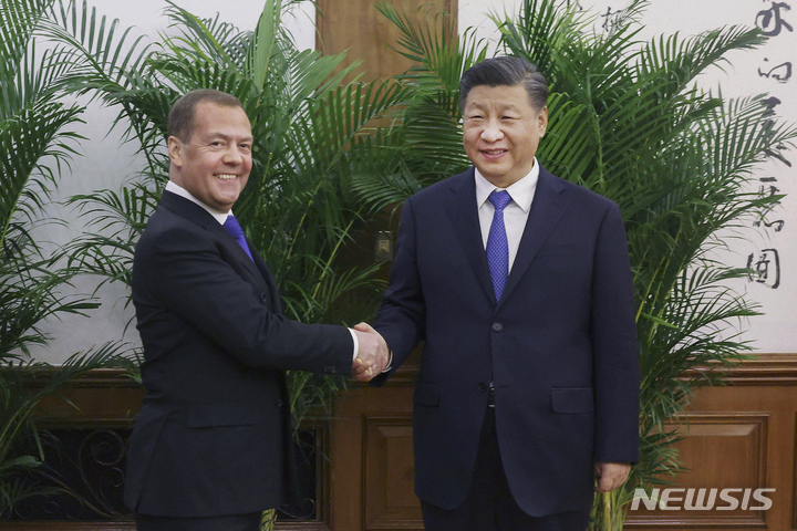 [베이징=AP/뉴시스]드미트리 메드베데프 러시아 국가안보회의 부위원장(왼쪽)이 21일 베이징에서 시진핑(習近平) 중국 국가주석과 회담 전 악수하고 있다. 볼로디미르 젤렌스키 우크라이나 대통령의 미국 방문 소식이 발표된 이날 러시아도 메드베데프가 시진핑과 회담하는 등 고위 외교에 나섰다. 2022.12.21