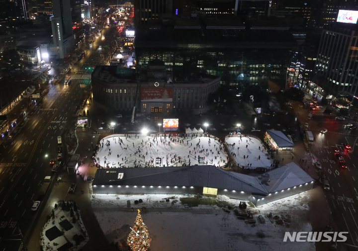 [서울=뉴시스] 김근수 기자 = 서울시청 앞 광장 스케이트장 개장 첫 날인 21일 오후 서울시청 앞 광장에서 시민들이 스케이팅을 즐기고 있다. 서울광장 스케이트장은 코로나19 확산에 따른 사회적 거리두기 시행 이후 3년 만에 다시 개장했다. 서울시는 서울광장 스케이트장을 내년 2월 12일까지 운영한다고 밝혔다. 2022.12.21. ks@newsis.com