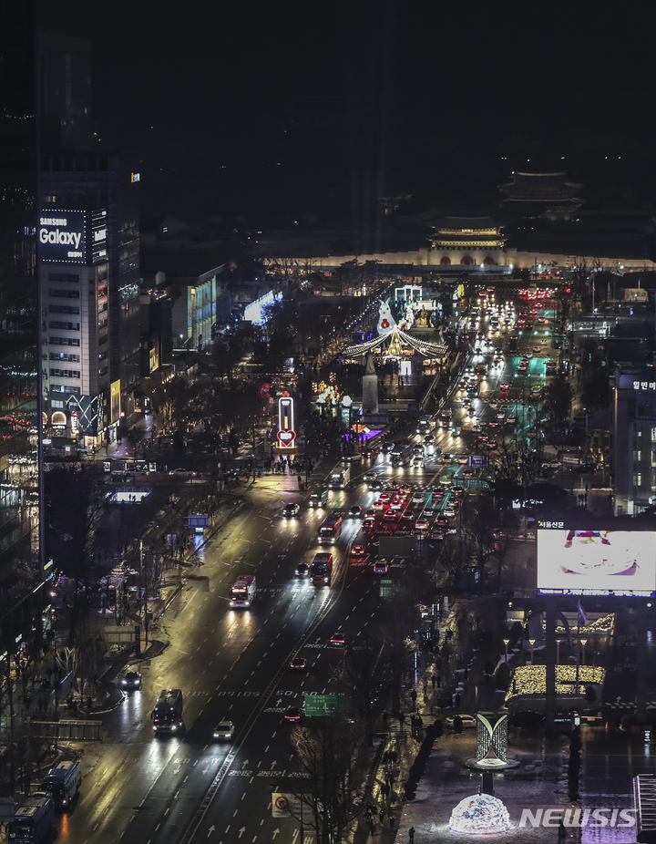 [서울=뉴시스] 김근수 기자 = 지난 21일 오후 서울 종로구 광화문광장에 설치된 조형물들이 화려하게 불을 밝히고 있다. 2022.12.31. ks@newsis.com