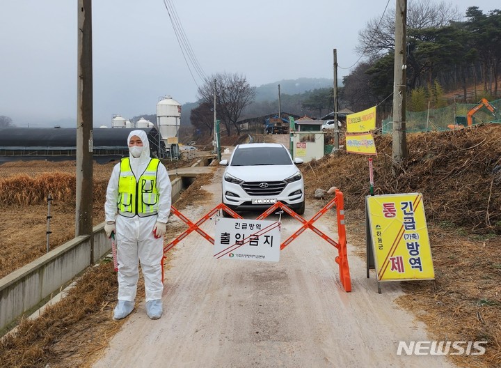 [하동=뉴시스] 홍정명 기자= 조류인플루엔자(AI) 의사환축이 발생한 경남 하동군 옥종면 소재 육용오리 농장 진출입로 차단.(사진=경남도 제공) 2022.12.22. photo@newsis.com