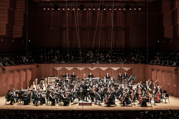 [서울=뉴시스]지난 20일 서울 예술의전당 콘서트홀에서 열린 스트라스부르 필하모닉 오케스트라 내한 공연. 이 악단 음악감독인 아지즈 쇼하키모프가 지휘를, 프랑스 피아니스트 알렉상드르 캉토로프가 협연했다. (사진=라보라 예술기획/영앤잎섬 제공) 2022.12.22. photo@newsis.com *재판매 및 DB 금지