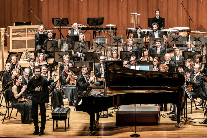 [서울=뉴시스]지난 20일 서울 예술의전당 콘서트홀에서 열린 스트라스부르 필하모닉 오케스트라 내한 공연. 협연자로 나선 피아니스트 알렉상드르 캉토로프가 객석에 인사하고 있다. (사진=라보라 예술기획/영앤잎섬 제공) 2022.12.22. photo@newsis.com *재판매 및 DB 금지