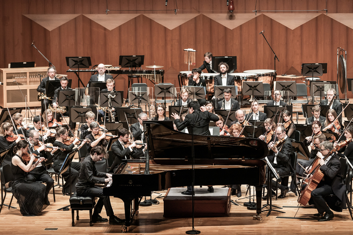 [서울=뉴시스]지난 20일 서울 예술의전당 콘서트홀에서 열린 스트라스부르 필하모닉 오케스트라 내한 공연. 이 악단 음악감독인 아지즈 쇼하키모프가 지휘를, 프랑스 피아니스트 알렉상드르 캉토로프가 협연했다. (사진=라보라 예술기획/영앤잎섬 제공) 2022.12.22. photo@newsis.com *재판매 및 DB 금지