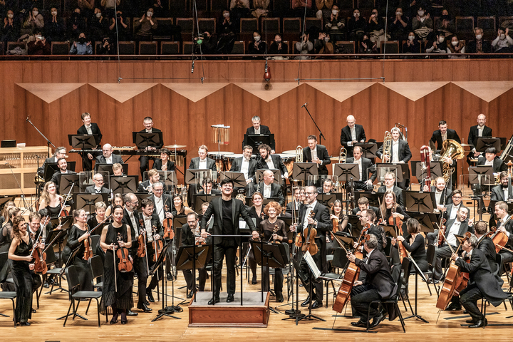 [서울=뉴시스]지난 20일 서울 예술의전당 콘서트홀에서 열린 스트라스부르 필하모닉 오케스트라 내한 공연. 이 악단 음악감독인 아지즈 쇼하키모프가 연주 후 인사하고 있다. (사진=라보라 예술기획/영앤잎섬 제공) 2022.12.22. photo@newsis.com *재판매 및 DB 금지
