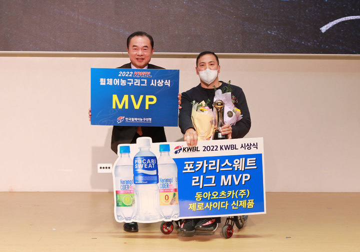 (왼쪽부터) 황정희 고양홀트 선수, 이진숙 동아오츠카 상무, 최요한 고양홀트 선수. (사진=동아오츠카 제공) *재판매 및 DB 금지