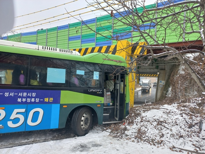 [칠곡 = 뉴시스] 21일 낮 12시9분께 칠곡군 지천면 도로에서 시내버스가 눈길에 미끄러지며 조수석 전면이 철도 교각에 충돌하는 사고가 발생했다. (사진 = 경북소방본부 제공) 2022.12.22. photo@newsis.com *재판매 및 DB 금지