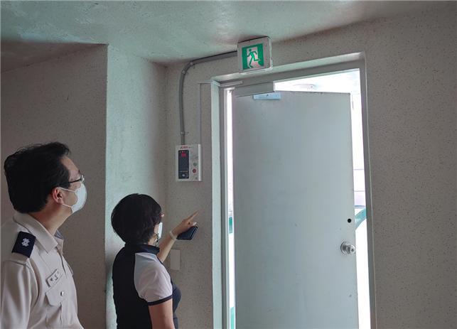[광주=뉴시스] 아파트 옥상 출입 비상문자동개폐장치. (사진 = 광주시 소방안전본부 제공) *재판매 및 DB 금지