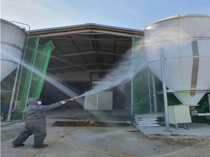 [안동=뉴시스] 고병원성 조류인플루엔자(AI) 확산 차단 산란계 농장 소독. (사진=경북도 제공) 2022.12.22 *재판매 및 DB 금지
