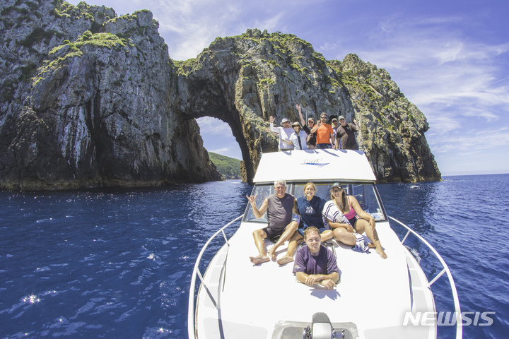 [서울=뉴시스] 세계적 다이빙 명소로 손꼽히는 푸어나이츠 군도. ⓒDive Tutukaka (사진=뉴질랜드 관광청 제공) 2022.12.23. photo@newsis.com *재판매 및 DB 금지