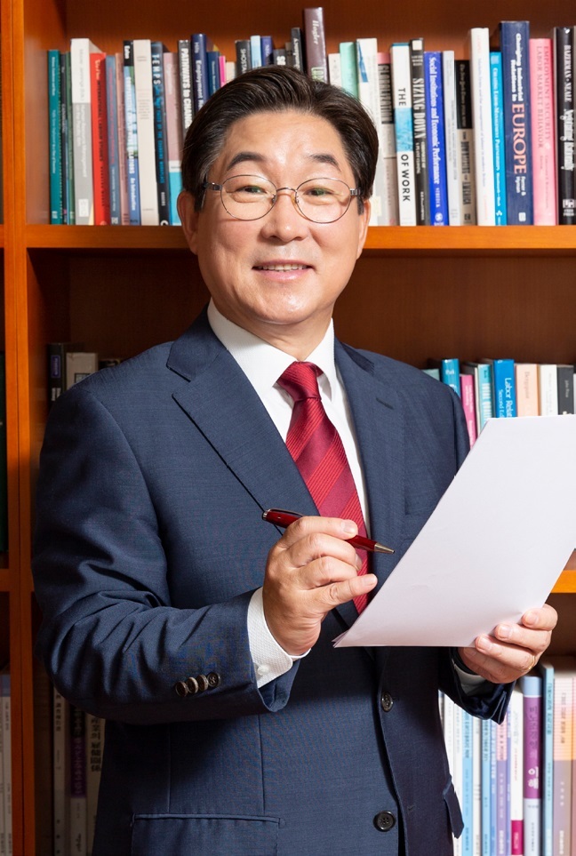 고려대학교 제21대 총장으로 선임된 김동원(62) 경영학과 교수 (사진=고려대 제공) 2022.12.22 *재판매 및 DB 금지