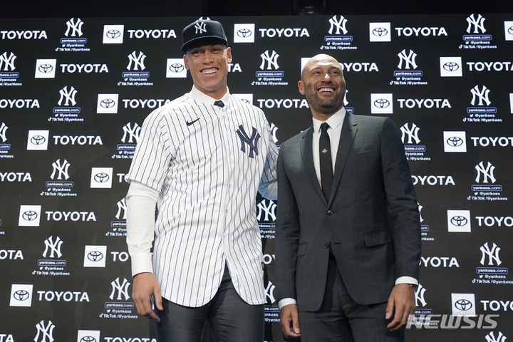 [뉴욕=AP/뉴시스] 애런 저지(오른쪽)와 데릭 지터