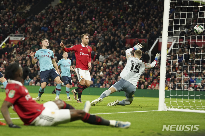 [맨체스터=AP/뉴시스] 맨체스터 유나이티드(맨유)의 크리스티안 에릭센(가운데)이 21일(현지시간) 영국 맨체스터의 올드 트래퍼드에서 열린 2022-23 잉글랜드 리그컵(카라바오컵) 번리와의 16강전 전반 27분 선제골을 넣고 있다. 맨유는 마커스 래시퍼드의 추가 골을 묶어 번리를 2-0으로 완파하고 8강에 올랐다. 2022.12.22.