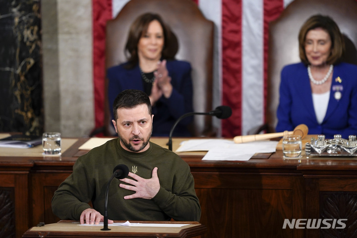 [워싱턴=AP/뉴시스] 볼로디미르 젤렌스키 우크라이나 대통령이 미 국회의사당에서 연설하고 있다. 2022.12.22