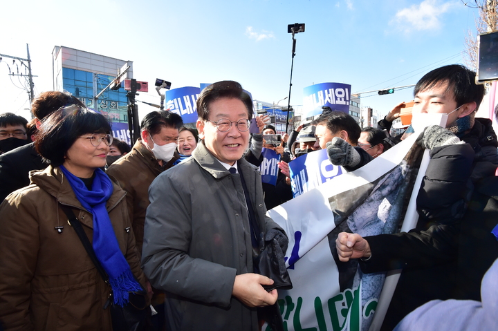 [안동=뉴시스] 이무열 기자 = 이재명 더불어민주당 대표가 22일 오전 경북 안동 중앙신시장을 방문하고 있다. 2022.12.22. lmy@newsis.com