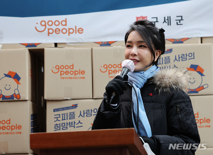 [서울=뉴시스] 홍효식 기자 = 윤석열 대통령 부인 김건희 여사가 22일 서울 남대문 쪽방촌에서 열린 '2022 찾아가는 성탄절 사랑의 희망박스 전달식'에서 인사말을 하고 있다. (대통령실통신사진기자단) 2022.12.22. yesphoto@newsis.com