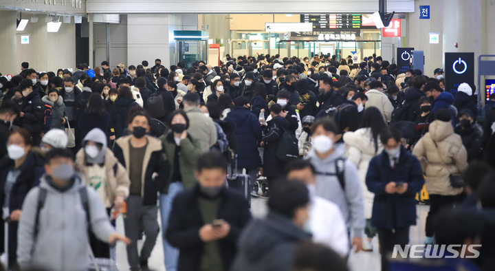 [제주=뉴시스] 우장호 기자 = 다시 매서운 한파가 찾아온 22일 오후 제주국제공항 3층 출발장에 육지부로 이동하려는 관광객들의 발걸음이 이어지고 있다. 2022.12.22. woo1223@newsis.com