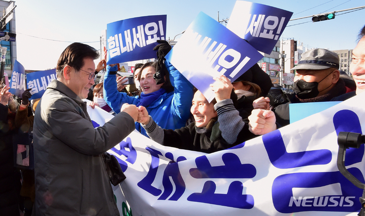 [안동=뉴시스] 이무열 기자 = 이재명 더불어민주당 대표가 22일 오전 경북 안동 중앙신시장을 방문해 지지자들과 인사를 나누고 있다. 2022.12.22. lmy@newsis.com