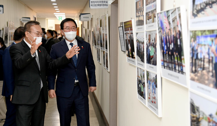 [광주=뉴시스] 변재훈 기자 = 광주 북구의회는 지방의회 인사권 독립 원년, 개원 31주년을 기념하는 사진전을 열고 있다고 22일 밝혔다. (사진=광주 북구 제공) 2022.12.22. photo@newsis.com *재판매 및 DB 금지