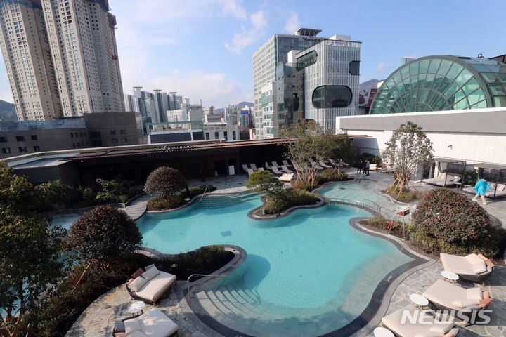 [부산=뉴시스] 부산 롯데호텔 야외수영장. (사진=뉴시스 DB)