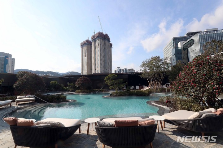 지난해 새단장 오픈한 부산 롯데호텔 야외수영장.