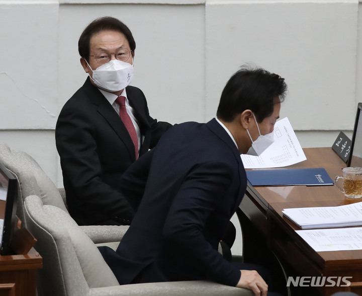 [서울=뉴시스] 조수정 기자 = 오세훈 서울시장과 조희연 서울시교육감이 지난해 12월22일 서울 중구 서울시의회에서 열린 서울시의회 제315회 정례회 제7차 본회의에서 자리에 앉고있다. 2023.02.08. chocrystal@newsis.com