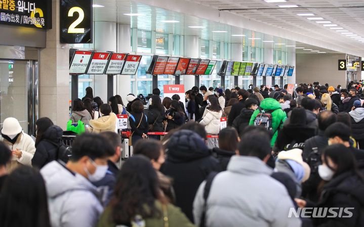 [제주=뉴시스] 우장호 기자 = 한파와 함께 찾아온 강풍으로 결항이 발생한 22일 오후 제주국제공항 3층 출발장 항공사 발권창구에 관광객들의 문의가 이어지고 있다. 2022.12.22. woo1223@newsis.com