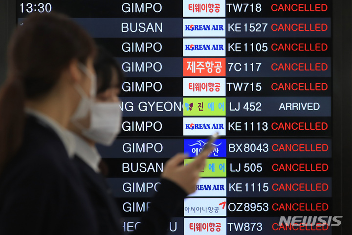 [제주=뉴시스] 우장호 기자 = 한파와 함께 강한 바람이 불고 있는 22일 오후 제주국제공항 1층 도착장 항공기 출도착 상황판에 결항을 알리는 문구가 가득하다. 2022.12.22. woo1223@newsis.com