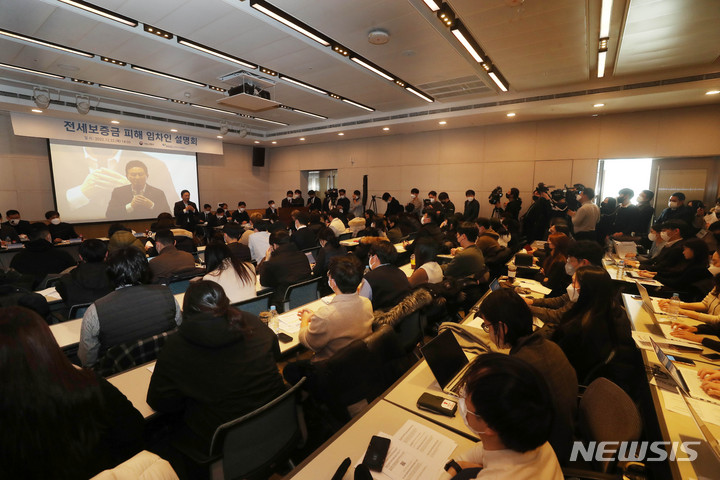 [서울=뉴시스] 김선웅 기자 = 원희룡 국토교통부 장관이 22일 오후 서울 영등포구 여의도 전경련회관 컨퍼런스센터에서 열린 국토교통부와 주택도시보증공사 등 전세보증금 피해 임차인 설명회에서 인사말을 하고 있다. (공동취재사진) 2022.12.22. photo@newsis.com