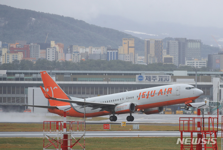 [제주=뉴시스] 우장호 기자 = 다시 매서운 한파가 찾아온 22일 오후 제주국제공항 활주로에 항공기 한대가 강한 바람을 뚫으며 이륙하고 있다. 2022.12.22. woo1223@newsis.com