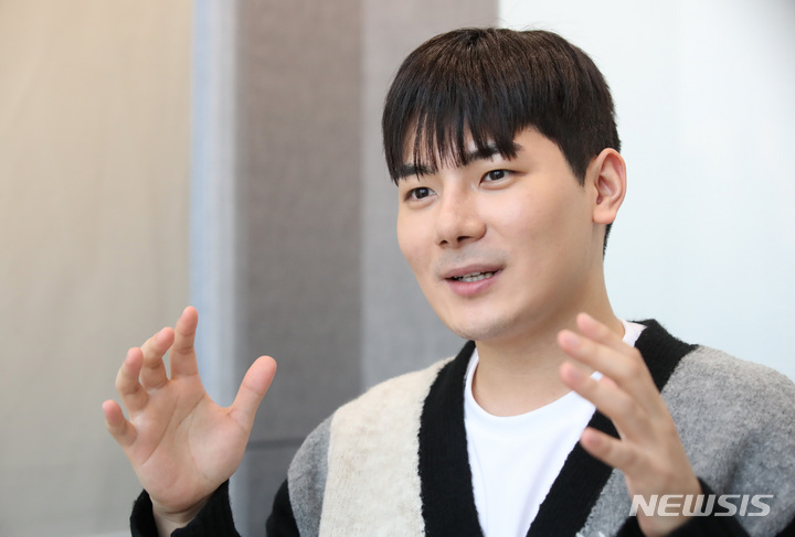 [서울=뉴시스] 조수정 기자 = 원격진료와 약 배송 플랫폼 닥터나우 장지호 대표가 21일 서울 서초구 닥터나우 본사에서 뉴시스와 인터뷰 하고 있다. 2022.12.26. chocrystal@newsis.com