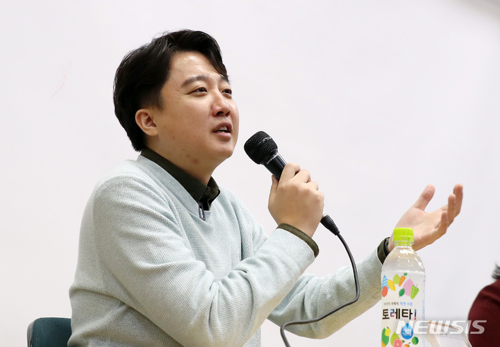 [서울=뉴시스] 이영환 기자 = 이준석 국민의힘 전 대표가 지난해 12월22일 오후 서울 성북구 고려대학교 정경관에서 정치외교학과가 주최한 특별 강연에 참석해 학생들의 질문에 답하고 있다. 2022.12.22. 20hwan@newsis.com
