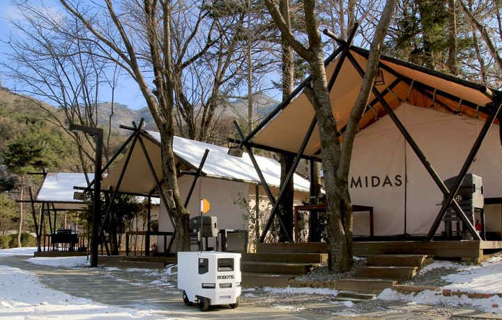 [서울=뉴시스] 마이다스 호텔&리조트에서 실외 배송 로봇이 서비스를 하고 있다. (사진=대교 제공) 2022.12.23. photo@newsis.com *재판매 및 DB 금지