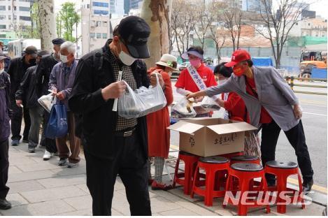 [서울=뉴시스] associate_pic [서울=뉴시스]  재단법인 하늘궁 무료급식소는 서울 종로구 종로3가 탑골공원 인근에서 매일 어르신들에게 500명분의 도시락을 나눠주고 있다고 23일 밝혔다. 2022.12.23 (사진 = 국가혁명당 제공) photo@newsis.com