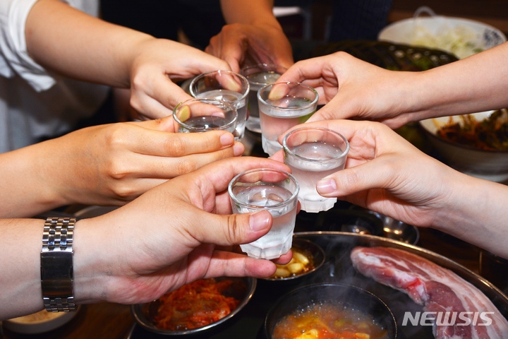 [서울=뉴시스]﻿﻿﻿﻿크고 작은 모임이 늘어나는 연말연시 술을 적당히 마시지 않으면 알코올 중독 위험에 노출될 우려가 있다. 술을 마시는 양이나 빈도가 점점 늘고 음주 행위가 통제되지 않으면 중독으로 진행 중인 것은 아닌지 의심해 볼 필요가 있다. (사진= 뉴시스DB) 2022.12.23. photo@newsis.com. 