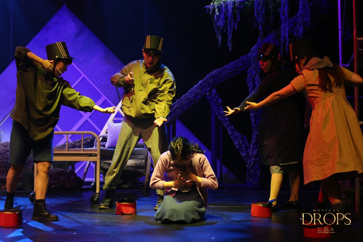 [서울=뉴시스]뮤지컬 '드롭스' 공연 사진. (사진=극단 걸판 제공) 2022.12.23. photo@newsis.com *재판매 및 DB 금지