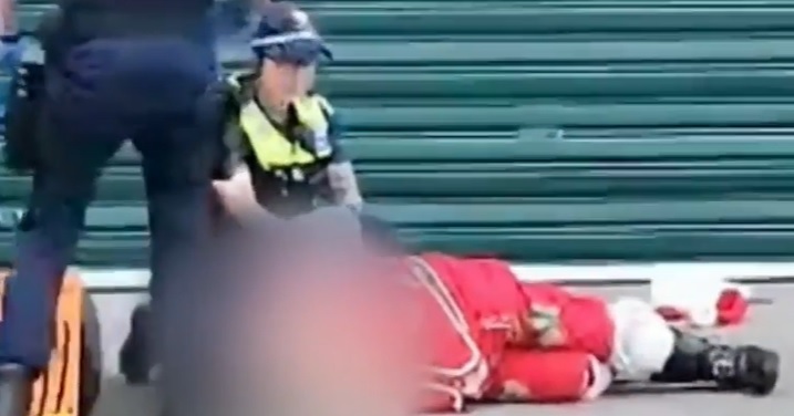 [서울=뉴시스] 호주의 한 철물점에서 난동을 부리던 산타 복장의 60대 남성이 '페퍼 스프레이'를 맞고 순식간에 제압됐다 (사진출처: 데일리스타 영상 캡처) 2022.12.23. *재판매 및 DB 금지