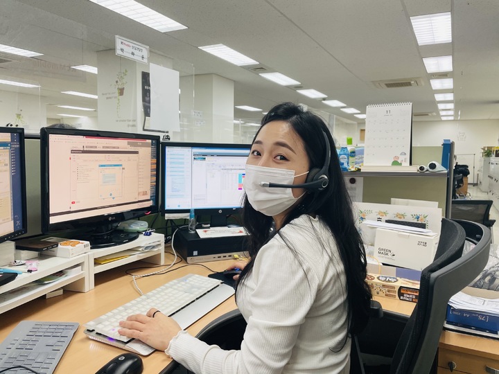 [서울=뉴시스] KT엠모바일 고객센터 직원이 고객을 응대하고 있다. (사진=KT엠모바일 제공) *재판매 및 DB 금지