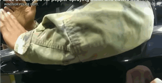 [서울=뉴시스] 지난 2020년 주유소를 방문했다 페퍼스프레이를 맞은 미국 군인. 해당 군인은 이후 차량 밖으로 끌려나와 수갑을 찼다.(사진출처: CBS 영상 캡처) 2022.12.23. *재판매 및 DB 금지