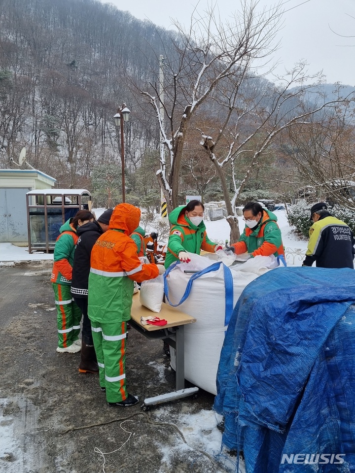 남한산성면 자율방재단, 제설용 모래주머니 제작 