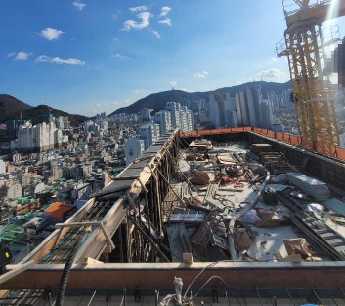 [부산=뉴시스] 23일 오후 부산 연제구의 한 21층짜리 신축건물 옥상에서 콘크리트 타설작업 중이던 작업자 A(50대)씨가 1층으로 추락했다. (사진=부산경찰청 제공) *재판매 및 DB 금지