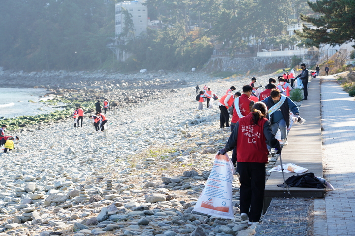 '여수 쓰담' 중인 청소년들. *재판매 및 DB 금지