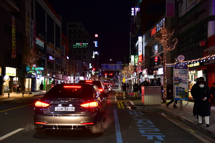 [거제=뉴시스] 신정철 기자= 거제시는 연말연시를 맞아 거리에 활력을 불어넣고 오가는 시민들에게 볼거리를 제공하고자 고현사거리 일원, 옥포대첩로 일원, 고현엠파크 일원에 빛의거리를 조성했다. 사진은 23일 오후 불 밝힌 빛의거리 모습.(사진=거제시 제공).2022.12.23. photo@newsis.com *재판매 및 DB 금지