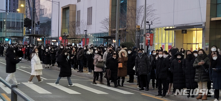 [서울=뉴시스] 김명원 기자 = 23일 오전 6시24분께 서울 지하철 3호선 무악재~독립문 구간에서 연기가 발생, 약수역~구파발역 간 열차 운행이 중단되면서 이용객들이 불편을 겪고 있다. 이날 오전 서울 은평구 구파발역 환승센터가 대체교통수단을 이용하려는 시민들로 북적이고 있다. 2022.12.23. kmx1105@newsis.com