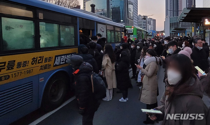 [서울=뉴시스] 김명원 기자 = 23일 오전 6시24분께 서울 지하철 3호선 무악재~독립문 구간에서 연기가 발생, 약수역~구파발역 간 열차 운행이 중단되면서 이용객들이 불편을 겪고 있다. 이날 오전 서울 은평구 구파발역 환승센터가 대체교통수단을 이용하려는 시민들로 북적이고 있다. 2022.12.23. kmx1105@newsis.com