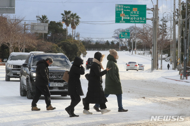 [제주=뉴시스] 우장호 기자 = 제주 전역에 대설특보가 내려진 23일 오전 제주시 오라동에서 시민들이 차량 대신 걸어서 출근하고 있다. 기상청에 따르면 이날 오전 8시10분 제주지역 적설현황은 한라산 사제비 77.6㎝, 가시리 26.6㎝, 서귀포 3.8㎝ 등이다. 2022.12.23. woo1223@newsis.com