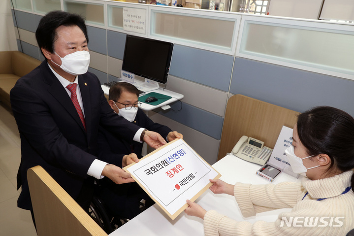 [서울=뉴시스] 국회사진기자단 = 국민의힘 강기윤 국회 보건복지위원회 간사와 이종성 위원이 23일 서울 여의도 국회 의안과에 더불어민주당 신현영 의원 징계안을 제출하고 있다. 2022.12.23. photo@newsis.com