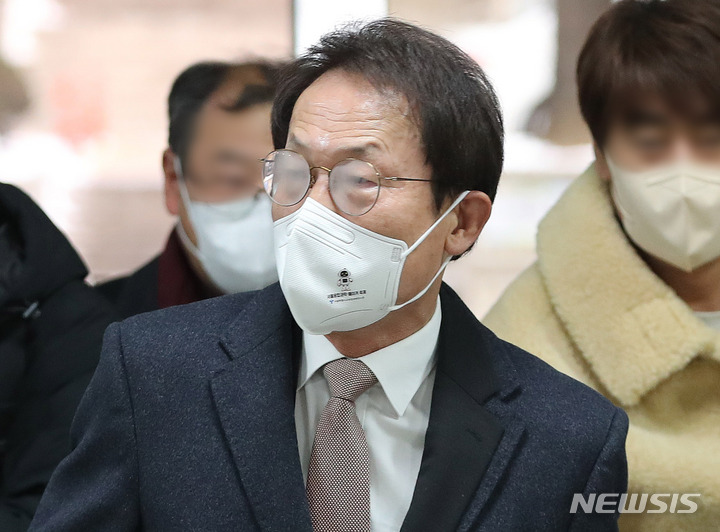 [서울=뉴시스] 최진석 기자 = 조희연 서울시교육감이 지난해 12월23일 오전 서초구 서울중앙지방법원에서 열린 '해직교사 부당특혜 의혹' 관련 12차 공판에 출석하고 있다. (공동취재사진) 2023.01.17. photo@newsis.com